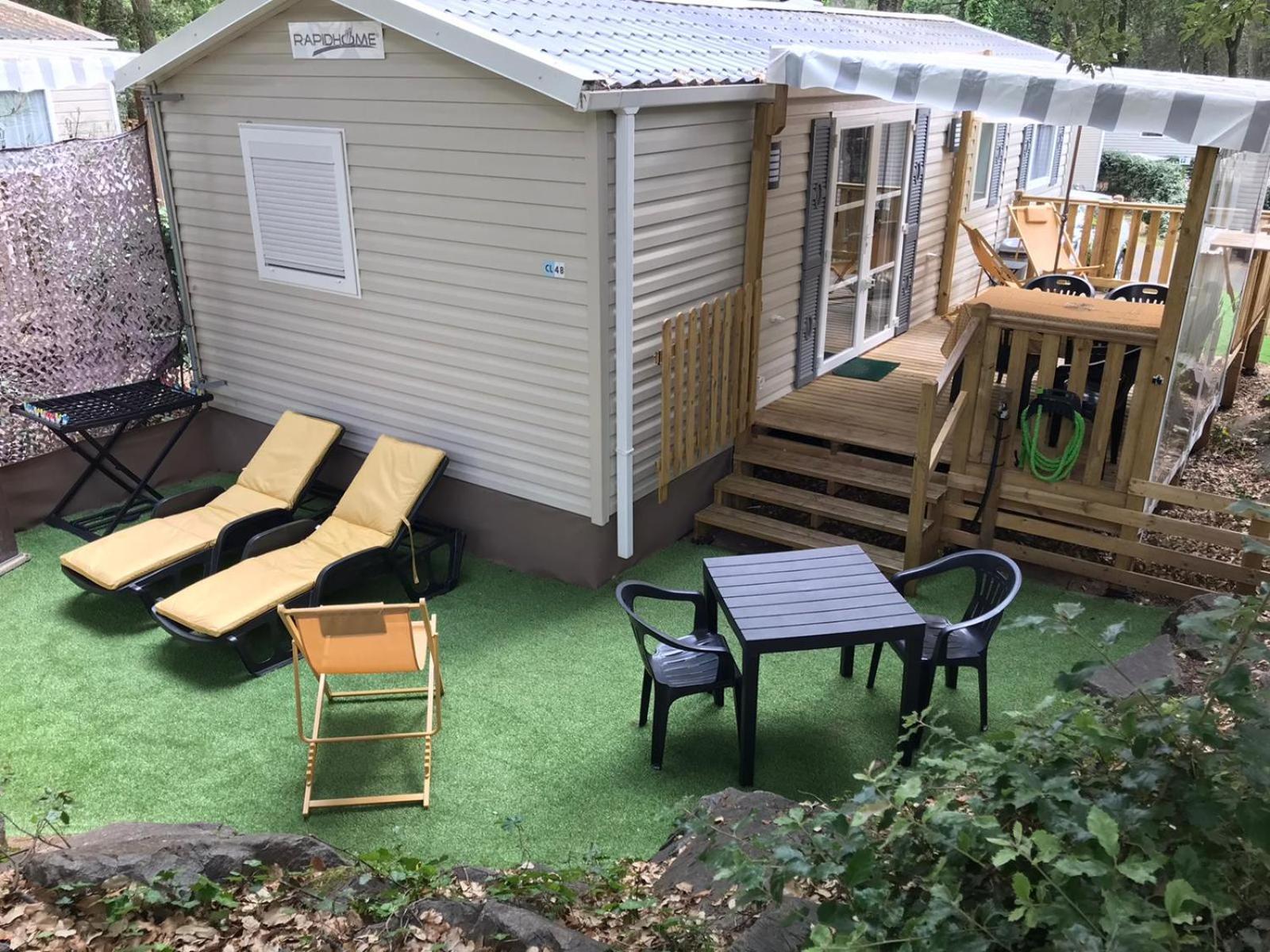 Mobil Confort 3 Les Pierres Couchees Campingplatz